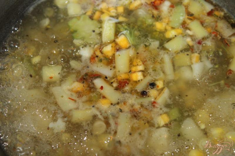 Фото приготовление рецепта: Суп с кукурузой, брокколи и свининой шаг №4