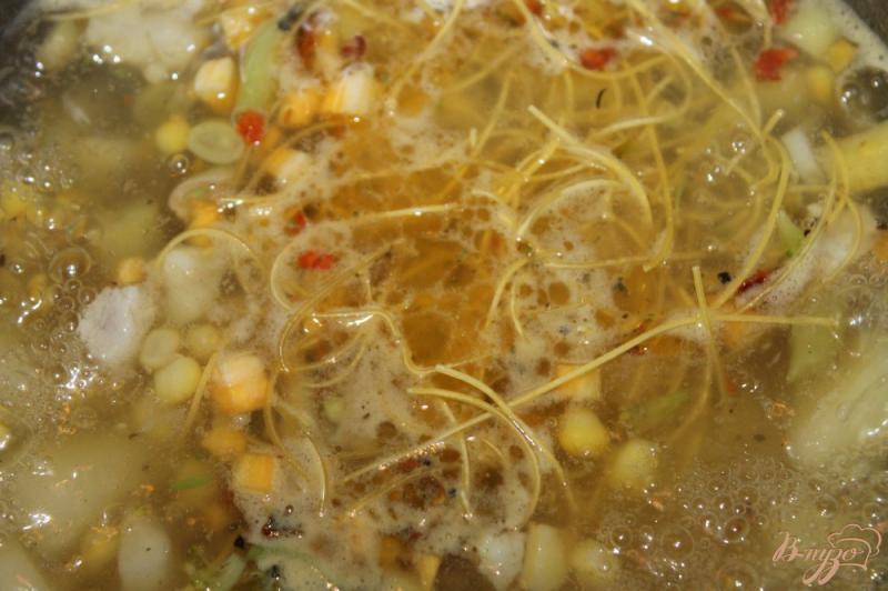 Фото приготовление рецепта: Суп с кукурузой, брокколи и свининой шаг №5