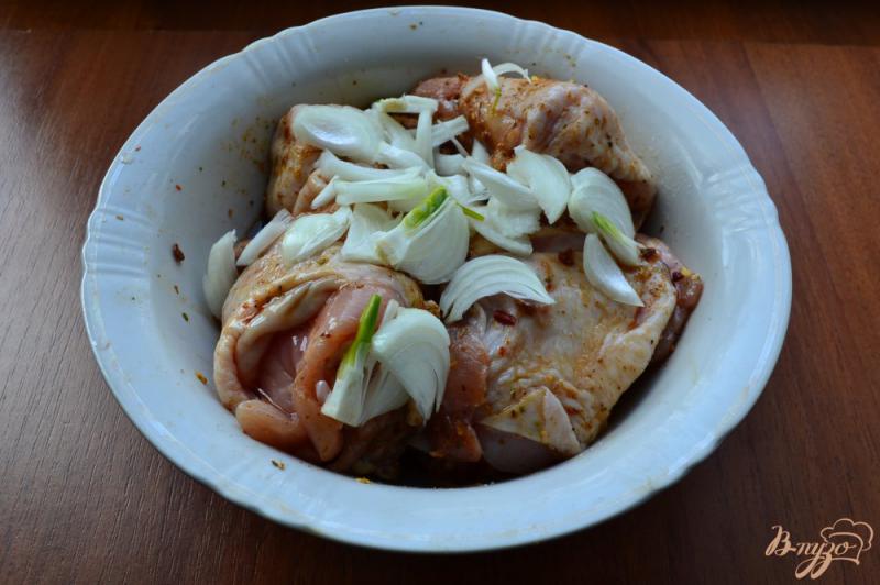 Фото приготовление рецепта: Куриные бедрышки с луком в духовке шаг №2