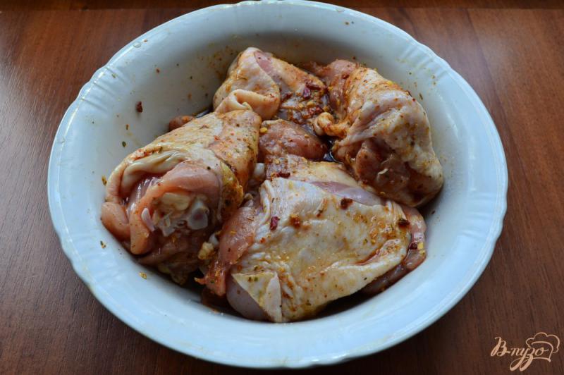 Фото приготовление рецепта: Куриные бедрышки с луком в духовке шаг №1