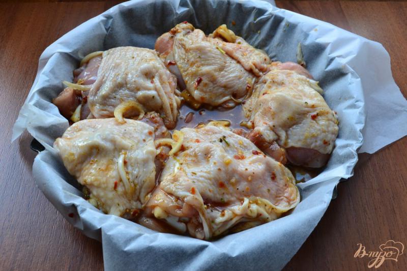 Фото приготовление рецепта: Куриные бедрышки с луком в духовке шаг №3
