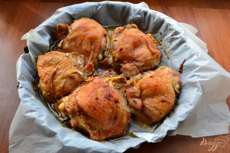 Фото приготовление рецепта: Куриные бедрышки с луком в духовке шаг №4