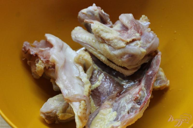 Фото приготовление рецепта: Тушенная курица с розмарином и тимьяном шаг №1
