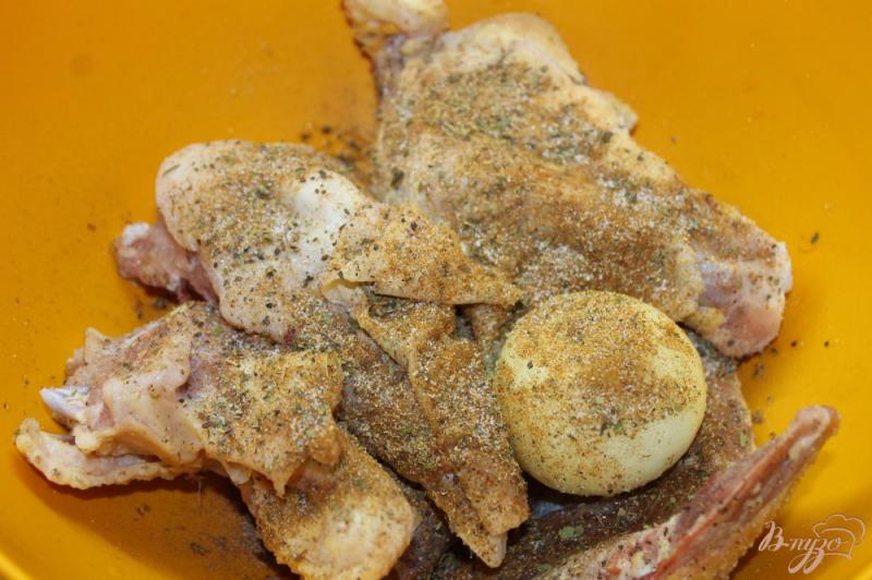 Фото приготовление рецепта: Тушенная курица с розмарином и тимьяном шаг №3