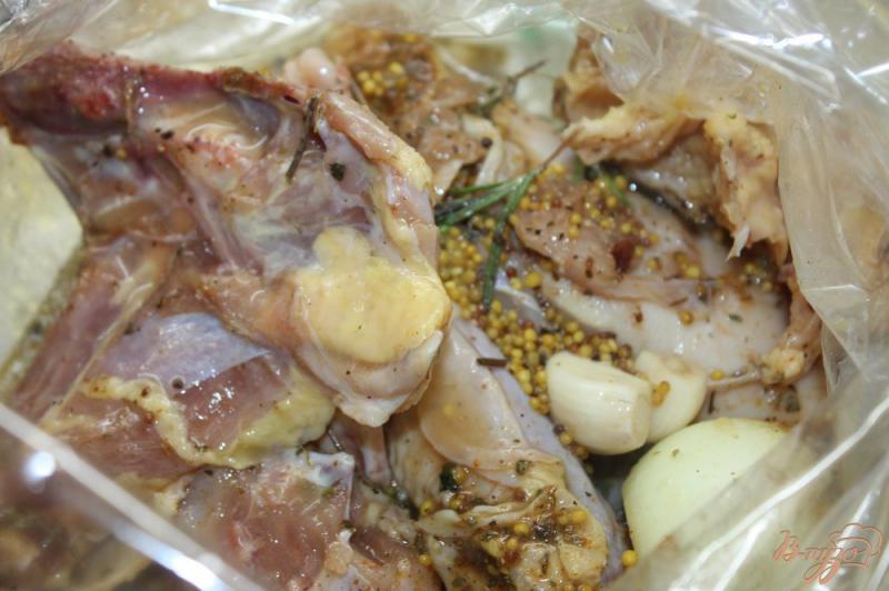 Фото приготовление рецепта: Тушенная курица с розмарином и тимьяном шаг №5