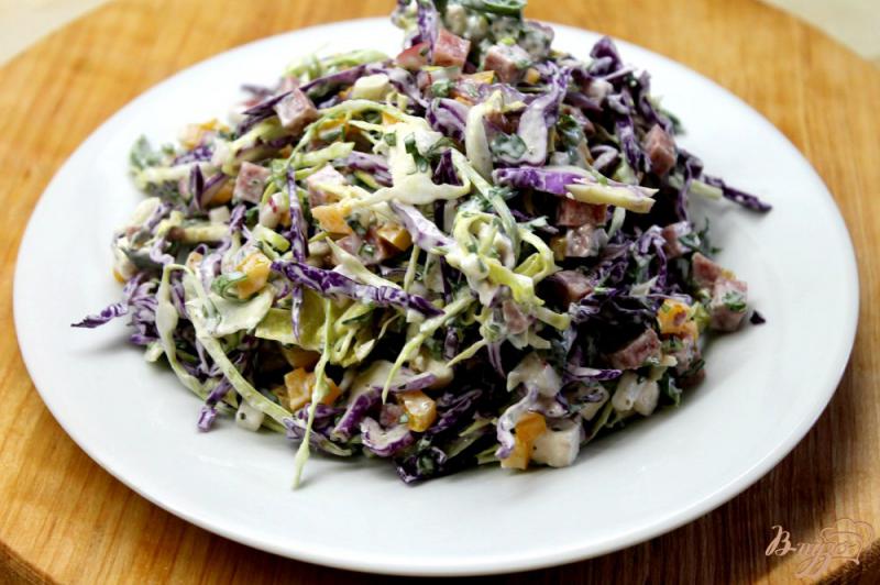 Фото приготовление рецепта: Салат с капустой, колбасой, зеленью и овощами шаг №6