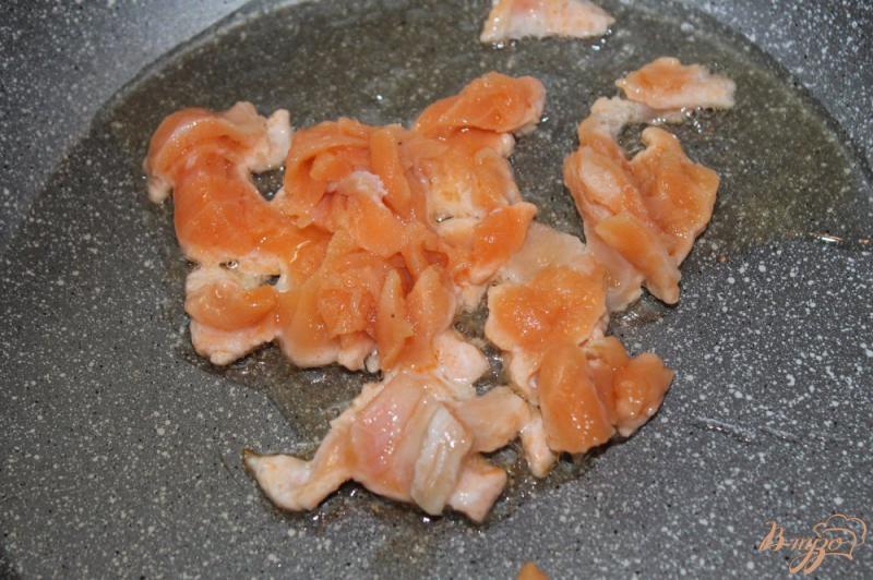 Фото приготовление рецепта: Разноцветная сливочная паста с лососем шаг №2