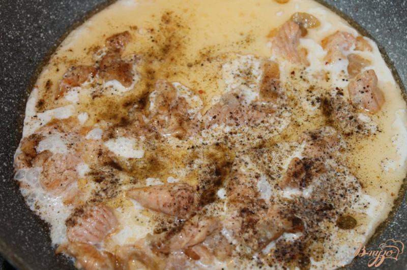 Фото приготовление рецепта: Разноцветная сливочная паста с лососем шаг №3