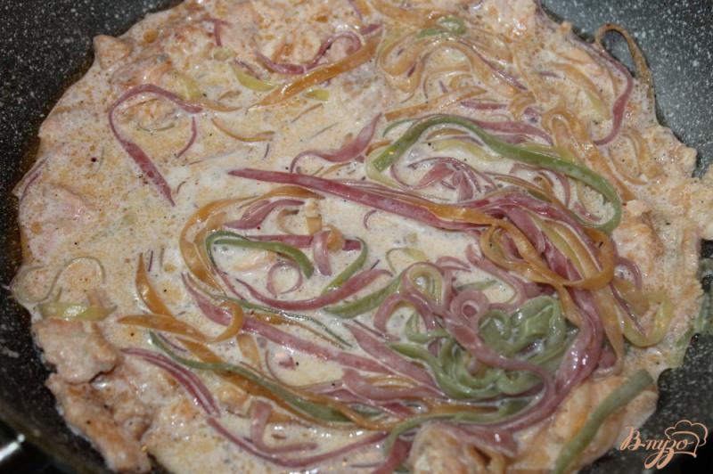 Фото приготовление рецепта: Разноцветная сливочная паста с лососем шаг №4