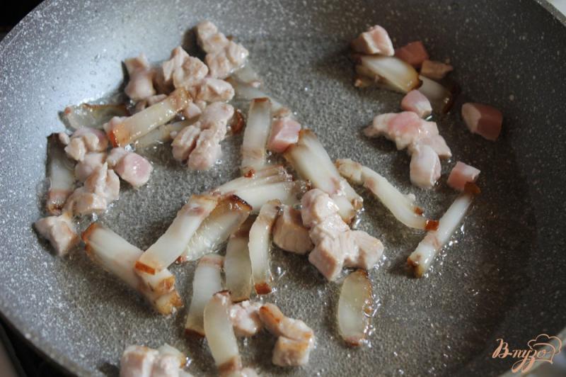 Фото приготовление рецепта: Жаренный картофель по - сельски со свининой и копченым салом шаг №2