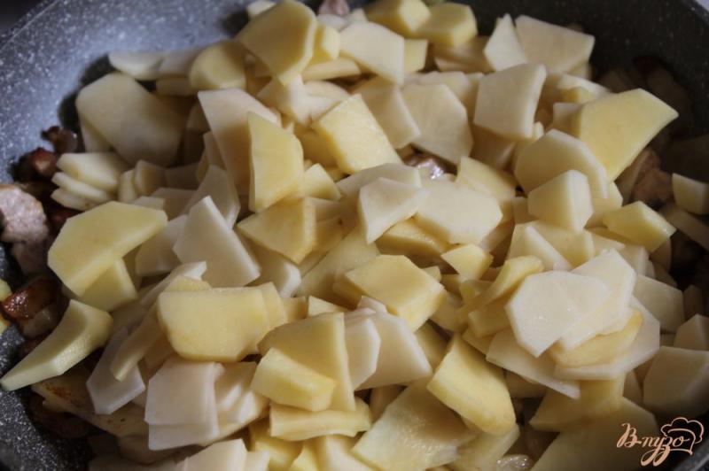 Фото приготовление рецепта: Жаренный картофель по - сельски со свининой и копченым салом шаг №3