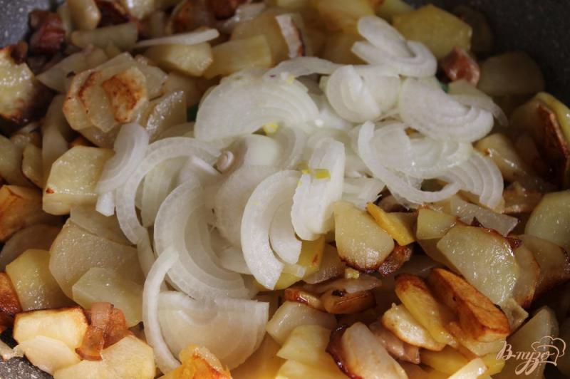Фото приготовление рецепта: Жаренный картофель по - сельски со свининой и копченым салом шаг №4