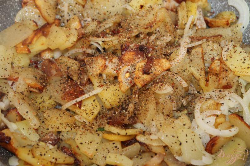 Фото приготовление рецепта: Жаренный картофель по - сельски со свининой и копченым салом шаг №5