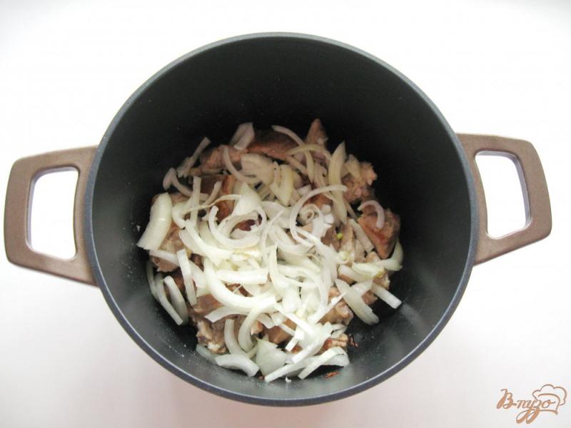 Фото приготовление рецепта: Свинина в томатном соусе с грибами шаг №3