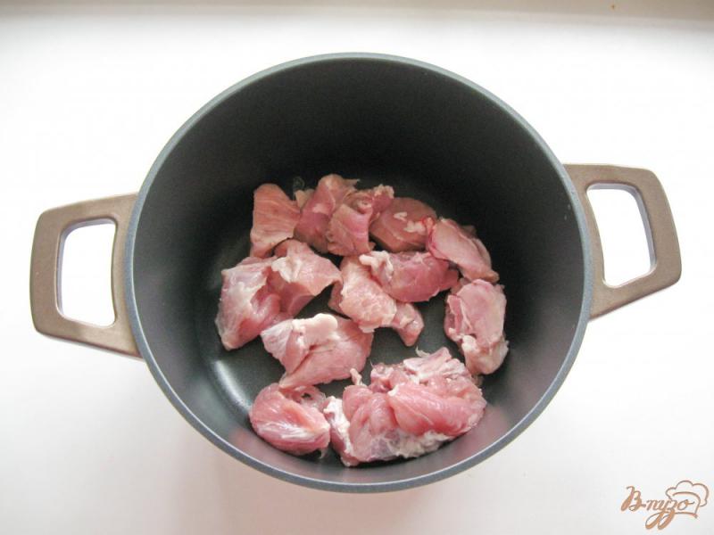 Фото приготовление рецепта: Свинина в томатном соусе с грибами шаг №1