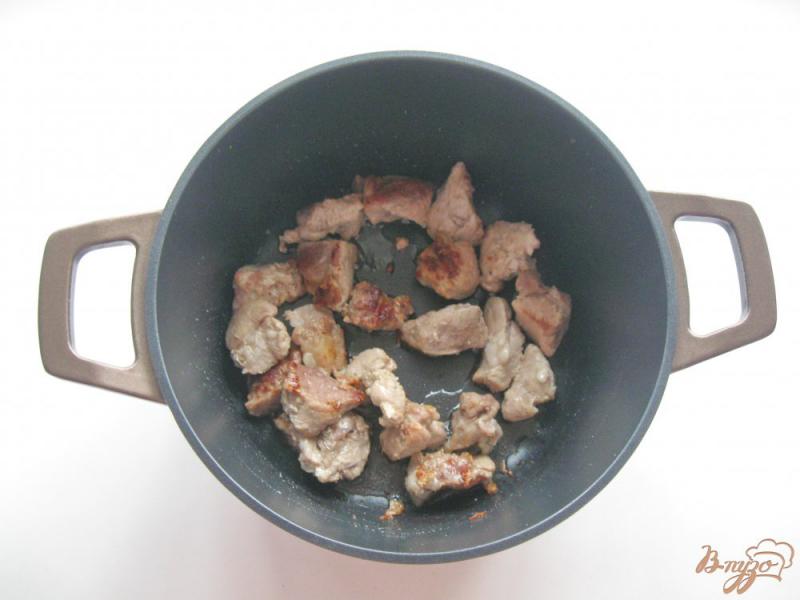 Фото приготовление рецепта: Свинина в томатном соусе с грибами шаг №2