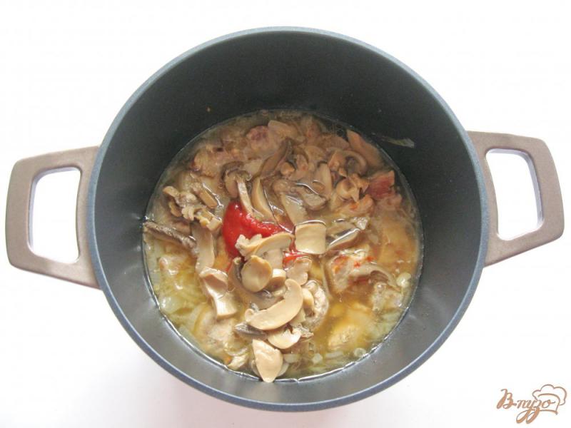 Фото приготовление рецепта: Свинина в томатном соусе с грибами шаг №5