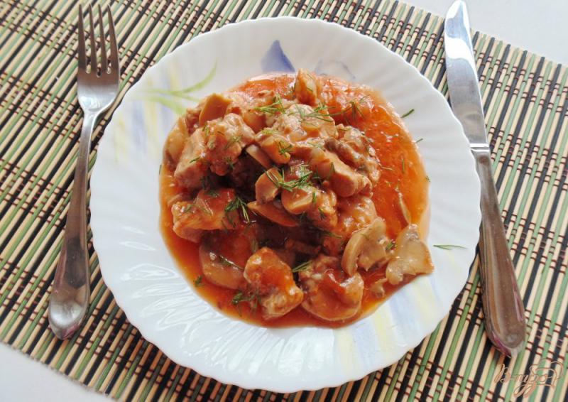 Фото приготовление рецепта: Свинина в томатном соусе с грибами шаг №7