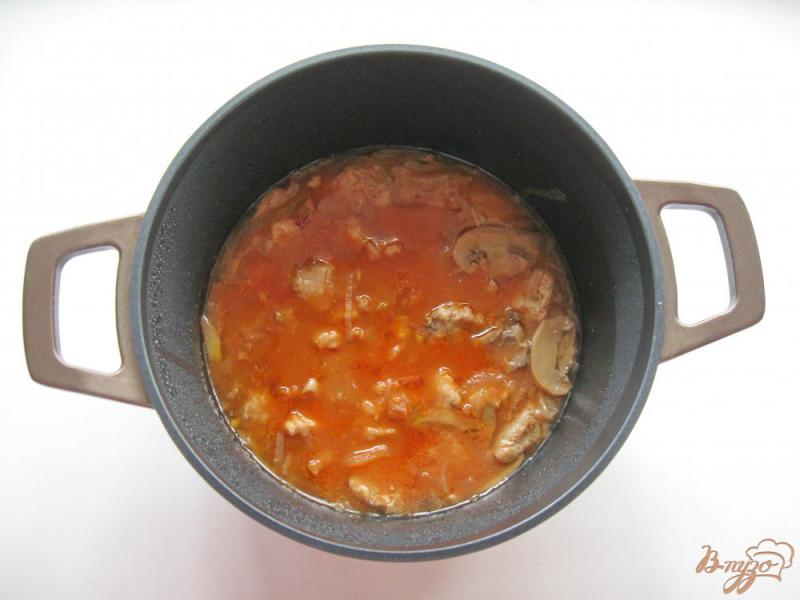 Фото приготовление рецепта: Свинина в томатном соусе с грибами шаг №6
