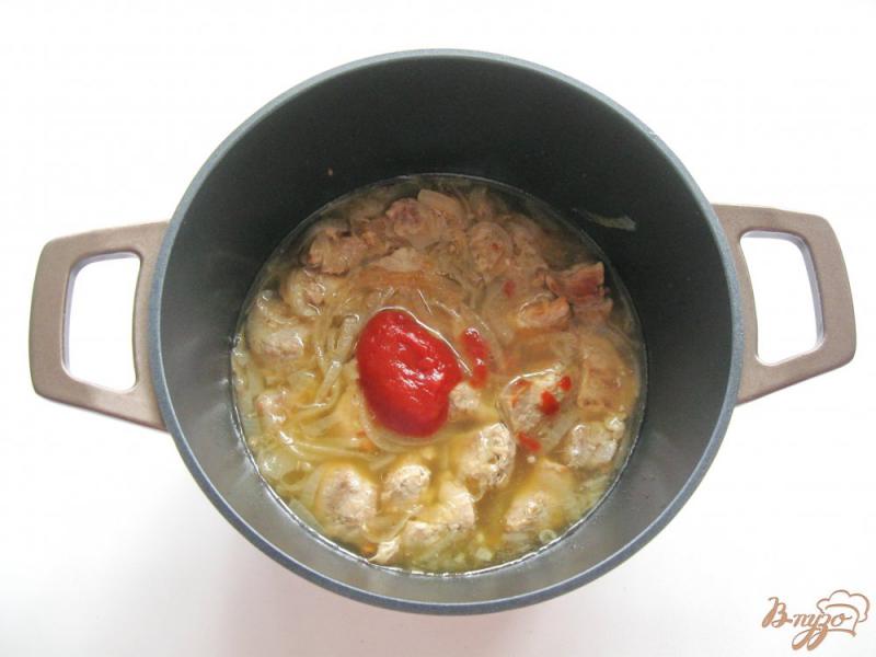 Фото приготовление рецепта: Свинина в томатном соусе с грибами шаг №4