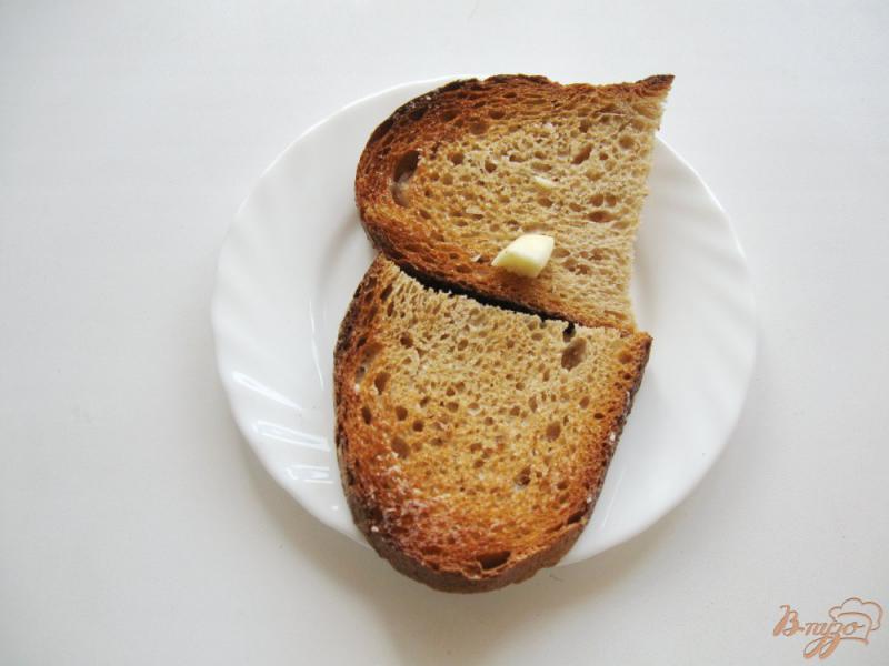 Фото приготовление рецепта: Тосты с ржаным хлебом и черемшой шаг №6