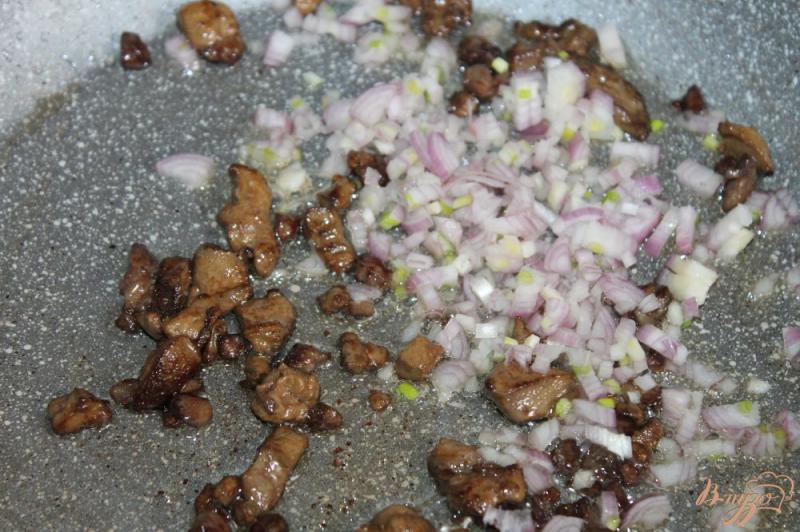 Фото приготовление рецепта: Кус - кус с куриной печенью и луком - шалот шаг №4
