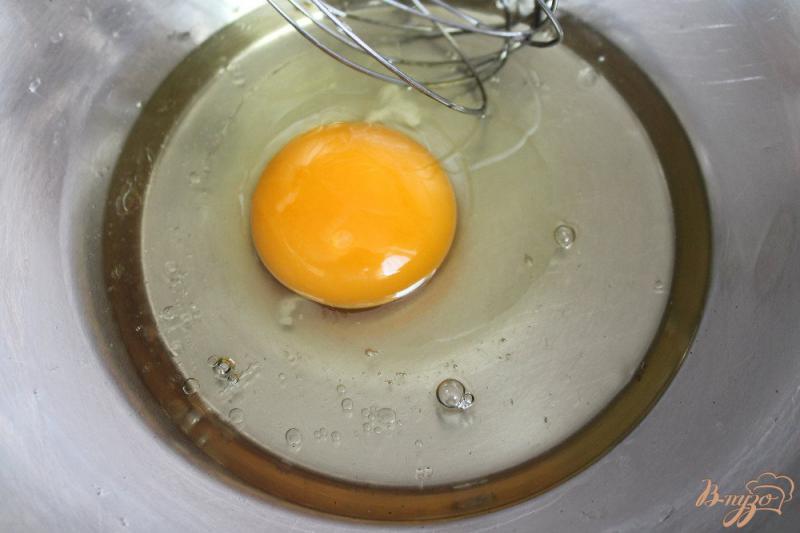 Фото приготовление рецепта: Молочные коржики на подсолнечном масле с колотым арахисом шаг №2
