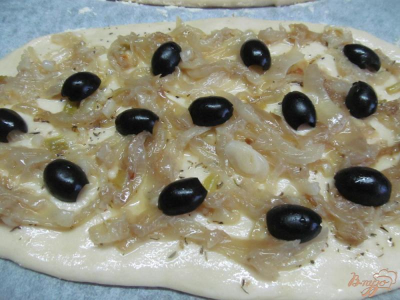 Фото приготовление рецепта: Пирог-пицца с луком и оливками шаг №5