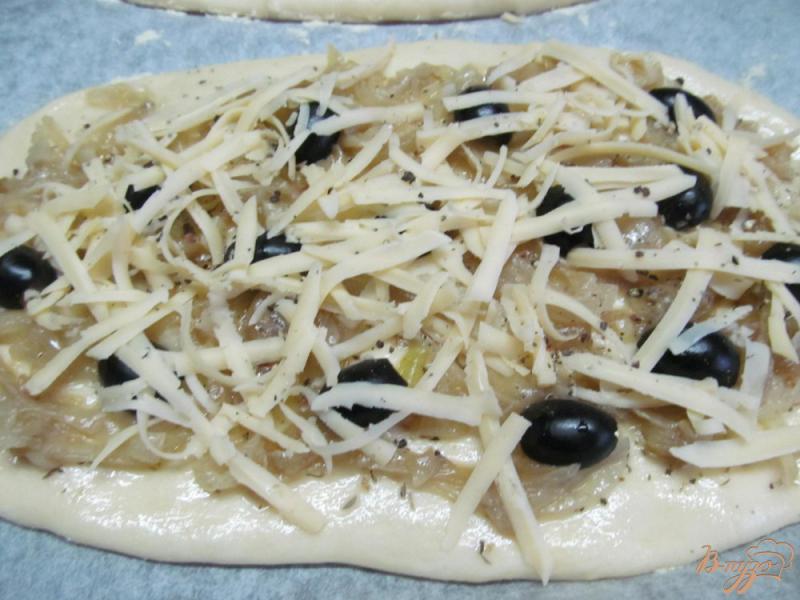 Фото приготовление рецепта: Пирог-пицца с луком и оливками шаг №6
