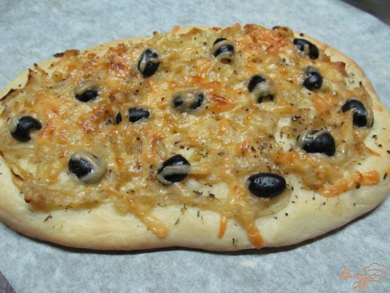 Фото приготовление рецепта: Пирог-пицца с луком и оливками шаг №7