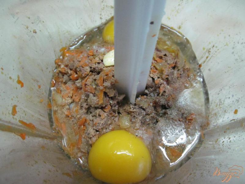 Фото приготовление рецепта: Закусочный торт из вареной печени шаг №4