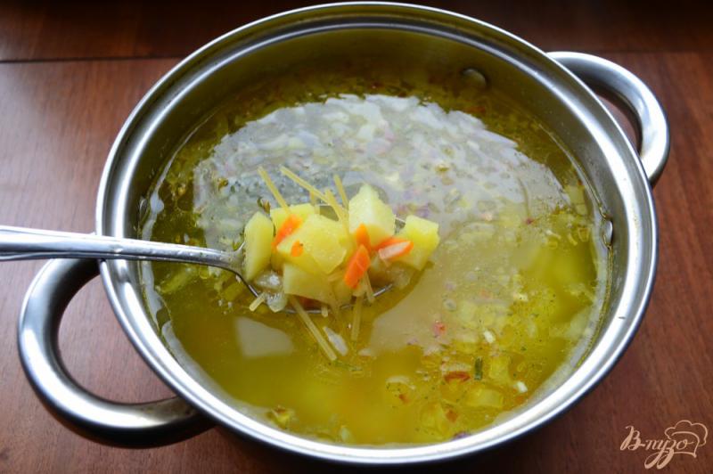 Фото приготовление рецепта: Суп со свиными фрикадельками и вермишелью шаг №7