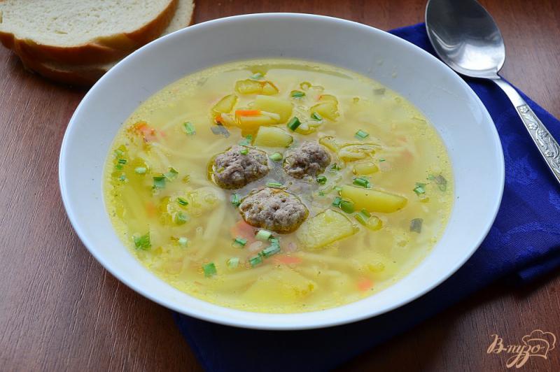 Фото приготовление рецепта: Суп со свиными фрикадельками и вермишелью шаг №9