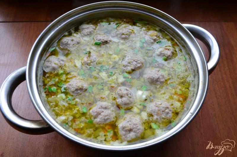 Фото приготовление рецепта: Суп со свиными фрикадельками и вермишелью шаг №8