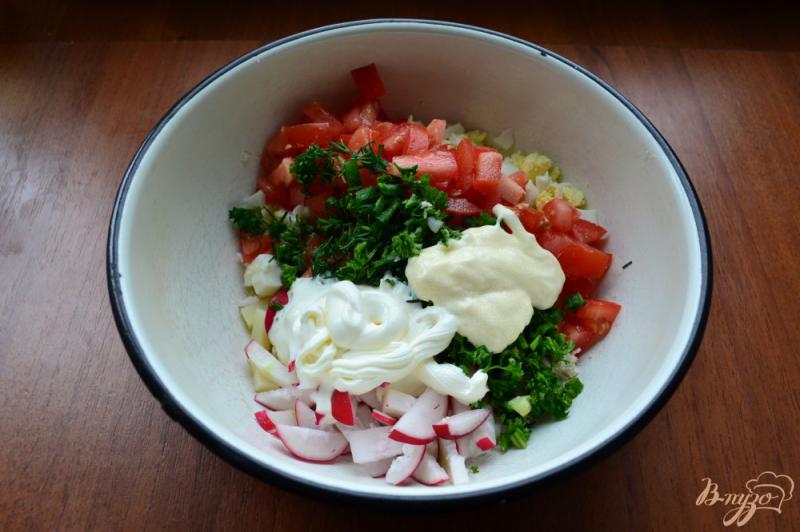 Фото приготовление рецепта: Салат с курицей, редисом и помидорами шаг №4