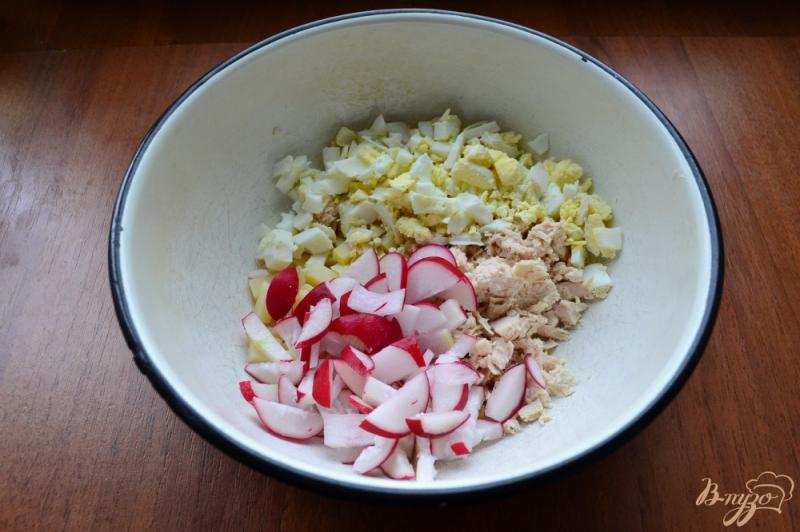Фото приготовление рецепта: Салат с курицей, редисом и помидорами шаг №2