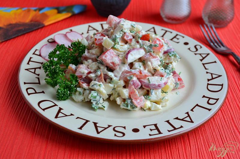 Фото приготовление рецепта: Салат с курицей, редисом и помидорами шаг №5