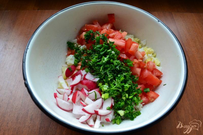 Фото приготовление рецепта: Салат с курицей, редисом и помидорами шаг №3
