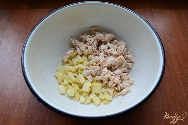Фото приготовление рецепта: Салат с курицей, редисом и помидорами шаг №1