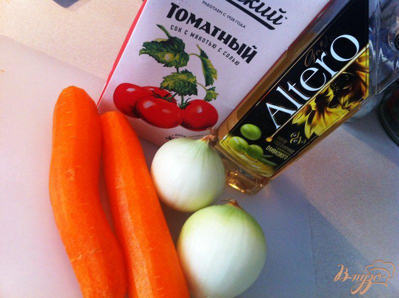 Фото приготовление рецепта: Хек с овощами в томатном соке шаг №3