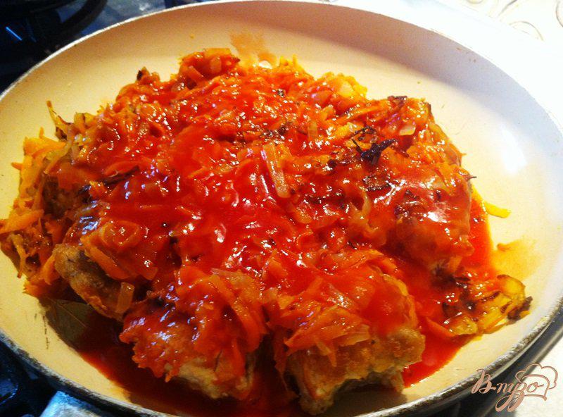 Фото приготовление рецепта: Хек с овощами в томатном соке шаг №9
