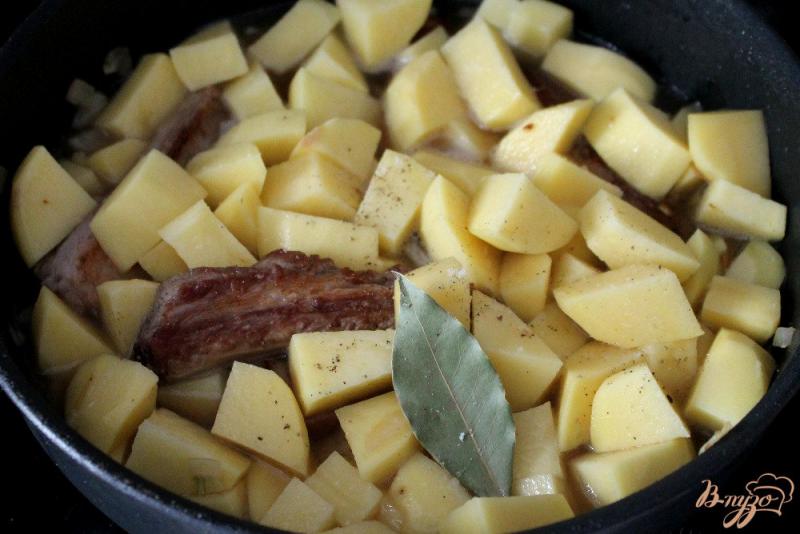 Фото приготовление рецепта: Картофель тушеный с ребрышками и овощами шаг №4