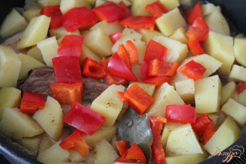 Фото приготовление рецепта: Картофель тушеный с ребрышками и овощами шаг №5