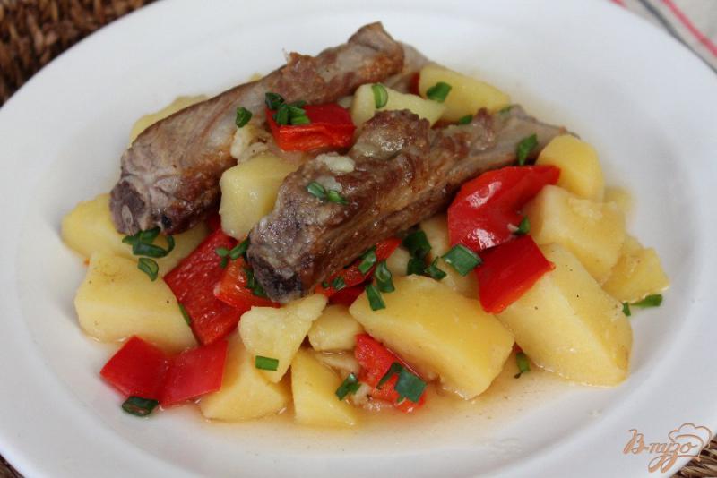 Фото приготовление рецепта: Картофель тушеный с ребрышками и овощами шаг №6