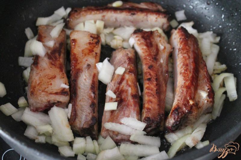 Фото приготовление рецепта: Картофель тушеный с ребрышками и овощами шаг №2
