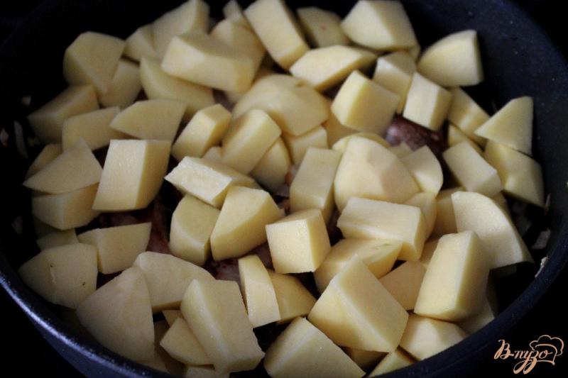 Фото приготовление рецепта: Картофель тушеный с ребрышками и овощами шаг №3