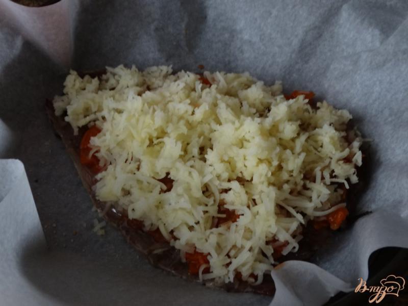 Фото приготовление рецепта: Скумбрия запеченая под картофельно-сырной шубой шаг №3
