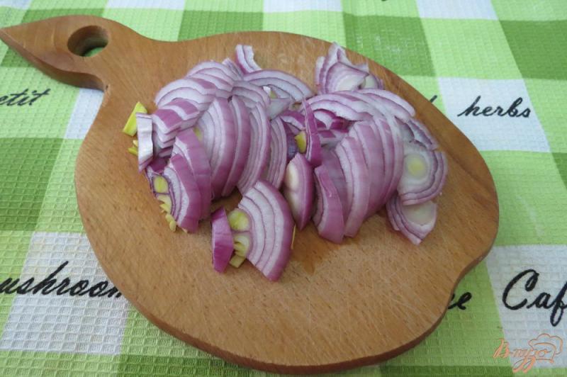 Фото приготовление рецепта: Салат из болгарского перца, маринованных грибов и огурца шаг №2