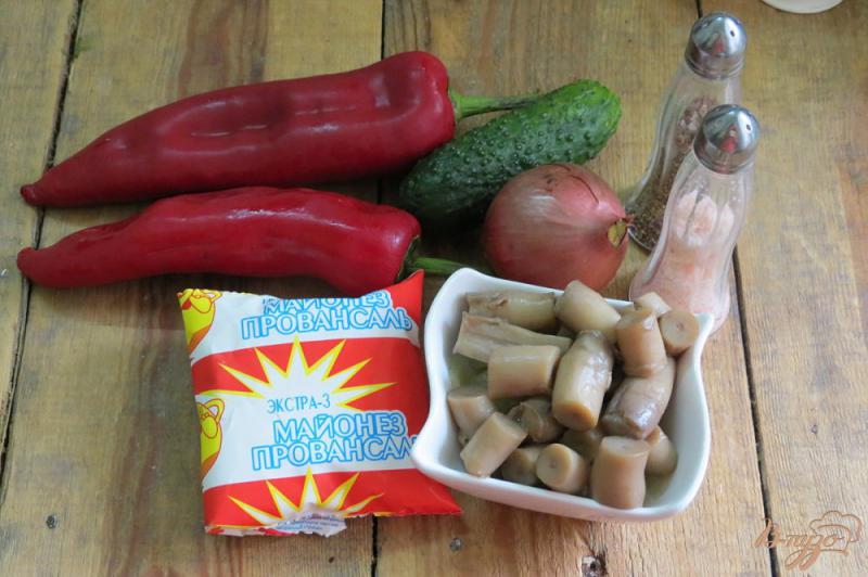 Фото приготовление рецепта: Салат из болгарского перца, маринованных грибов и огурца шаг №1