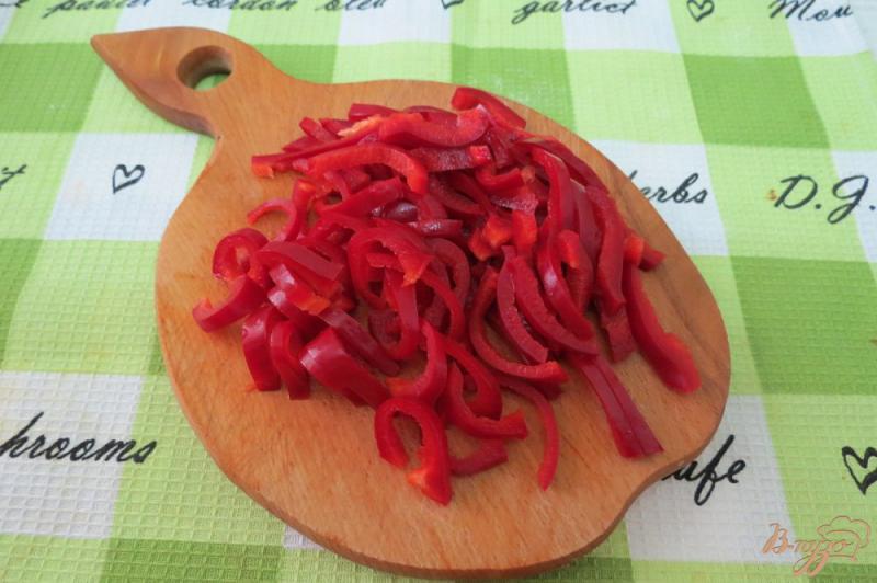 Фото приготовление рецепта: Салат из болгарского перца, маринованных грибов и огурца шаг №3